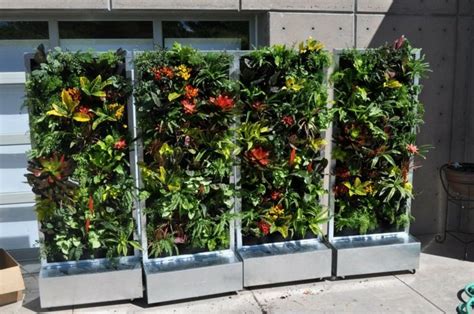 Engel spritzgießmaschinen für jede anwendung das passende maschinenkonzept vom weltmarktführer infos zu den engel kunststoffmaschinen hier! vier Teile von vertikal Garten mit Blumen in roter und ...
