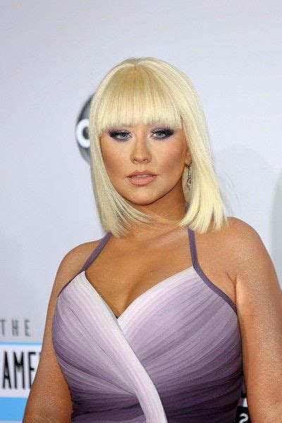 Christina Aguileras Cleopatra Bob At The American Music Awards Medium Bob Haircut Bob