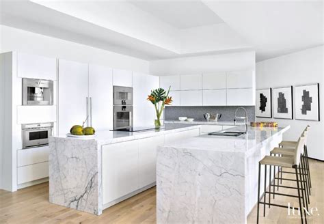 En este vídeo queremos mostraros una cocina blanca con isla de lineas modernas sin tiradores. The kitchen's all-white theme—including cabinetry ...
