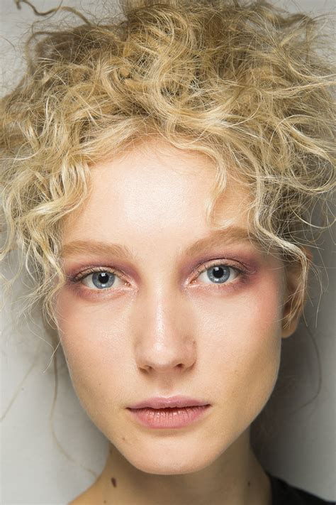 Giorgio Armani Springsummer 2019 Ready To Wear Makeup Trends Beauty