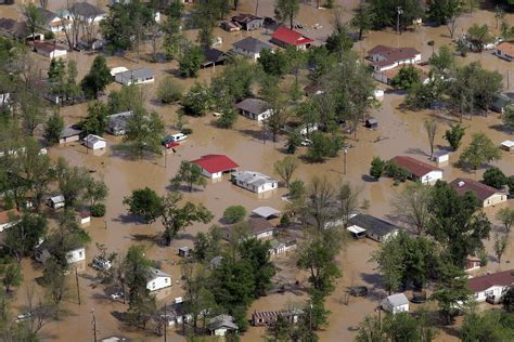 Scary Photos Of The Mississippi River Flooding Reveal Just How Dire The