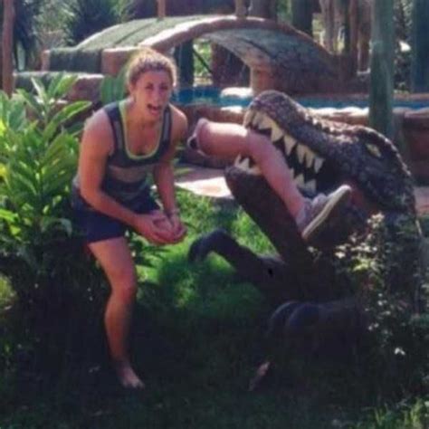 People Having Fun With Statues 42 Photos Silly Photos Funny Pictures Awkward Pictures Fun