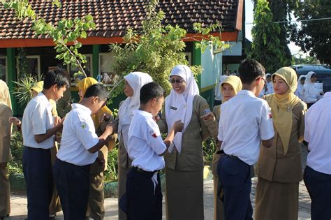 Selain Mendengarkan Penjelasan Guru Ini 4 Adab Murid Yang Baik