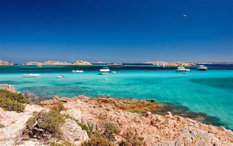 De combinatie van parelwitte stranden met helderblauw water, ruige natuur en gastvrije mensen maken dit eiland tot een droombestemming! Sardínie - Itálie