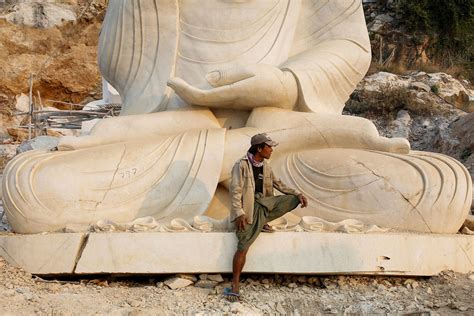Staub Und Buddhas überall Das Marmordorf Sagyin In Myanmars Bergen N