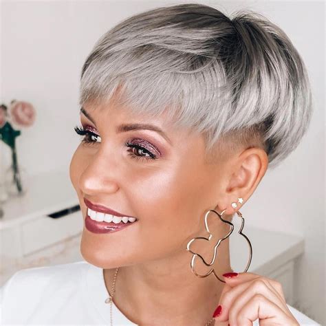 The pearl hair clip is now trending and if you're in need of a few ways to style your hair with this hot new trend, this video will show. Pin auf Short Hairstyles