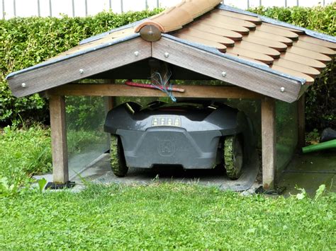 Die stabile garage wurde komplett aus kiefernholz gefertigt. Rasenmäher-Roboter!
