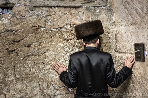 Praying In A Shabbat Outfit Valerio Berdini Photography