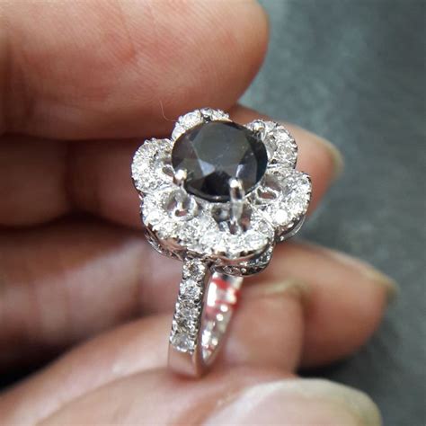Jual cincin berlian wanita dan cincin berlian pria, toko perhiasan berlian malang. Top Populer 45+ Cincin Emas Permata Hitam