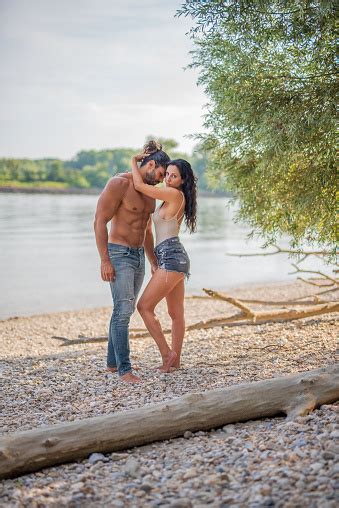Avusturya Da Tuna Nehri Plajında Güzel Bir Çift Kolunda Kız Arkadaşı Kolu Ile Sakallı Adam Stok