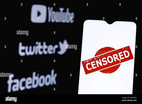 la foto ilustra el uso de la censura en las populares redes sociales youtube twitter y facebook
