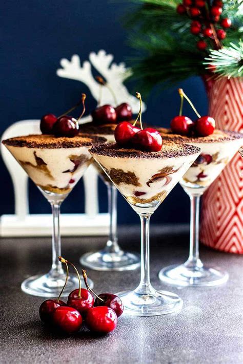 This christmas dessert is beautiful and delicate at the same time, and true to their name, these cookies there's plenty of time to make these tasty christmas desserts in the lead up to christmas. The Best 34 Vegan Christmas Desserts & Treats (Egg-free, Dairy-free) | The Green Loot