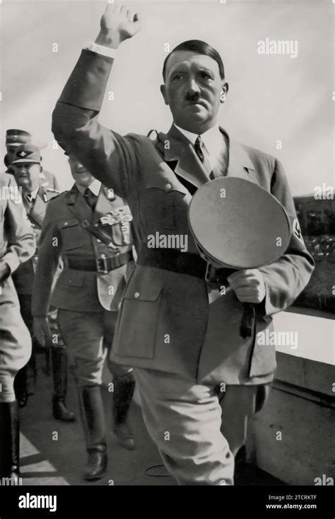 Al Reichsparteitag Raduno Del Partito Nazista Del 1935 A Norimberga Adolf Hitler è Visto Tra