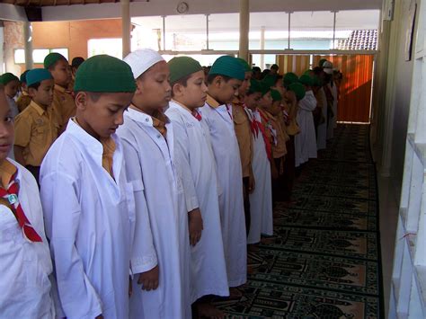Kh Makmun Sholat Subuh Berjamaah Di Masjid