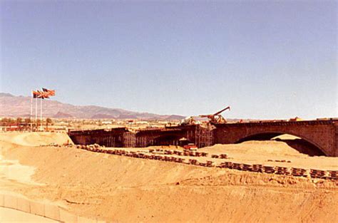 I can't even remember when did i hear for the first time the story about the sale and reconstruction of the old london bridge in the deserts of arizona. 9 Strange Facts About Arizona's London Bridge