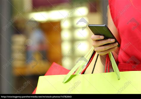 Shopper Einkaufen Mit Einem Smartphone Lizenzfreies Bild 14782843
