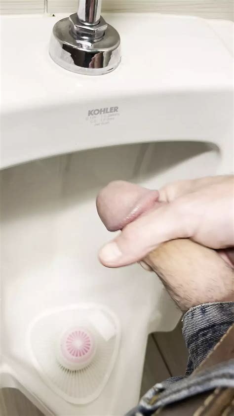 kencing di kamar mandi umum kontol lembut untuk quickie keras xhamster