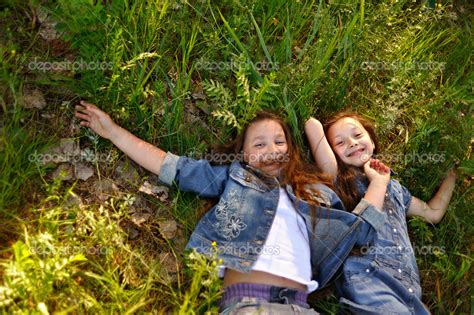 Портрет двух девочек в лесу подружки — Стоковое фото © Zagorodnaya 47282581