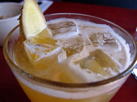 Il primo che vi proponiamo è un cocktail che ci porta subito frutto tropicale riconosciuto per la sua capacità di facilitare le funzioni digestive, l'ananas abbinato al. Punch di ananas e zenzero | Idee alimentari, Ricette, Cibo