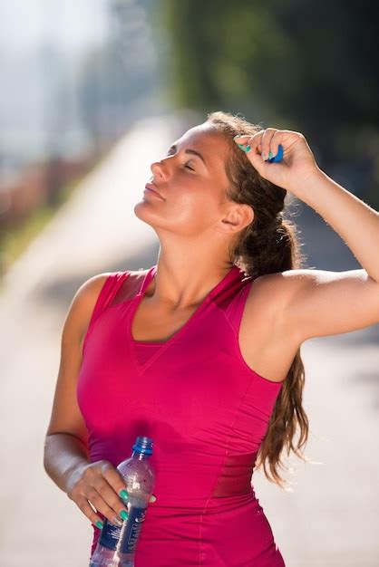 Premium Photo Athlete Woman Drinking Water From A Bottle After