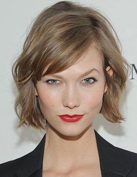 Le meilleur de tous les mondes vient ensemble dans cette coiffure douce et séduisante. Carré court dégradé et effilé