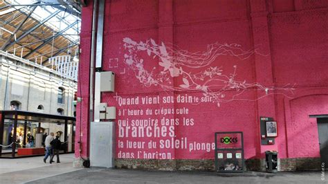 Fresques Et Textes Poétiques Sur Les Murs Du Centre Commercial Docks