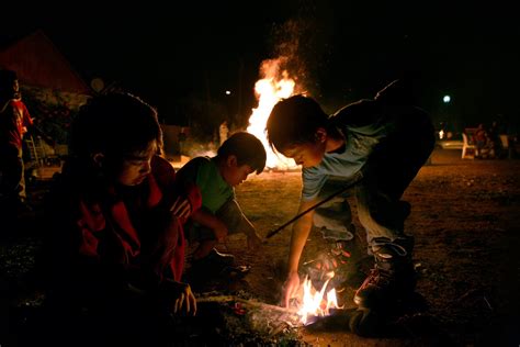 Filekids Playing With Fire In Lag Baomer Wikimedia Commons