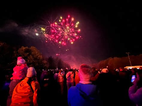 Video And Pix Huge Crowd Enjoys A Spectacular Night Of Fireworks In