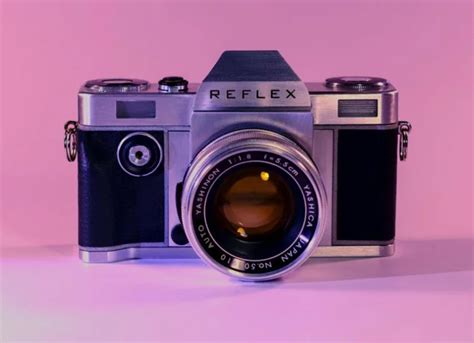 Es la típica cámara desechable que hemos conocido, solo que ahora personalizada para eventos como las bodas, decoradas al efecto con se supone que es para tomar fotos en sitios con poca luz, durante el festejo y por tanto aquí la diversión viene acompañada en forma de cámara desechable. Reflex, la cámara analógica de las de antes, con Bluetooth