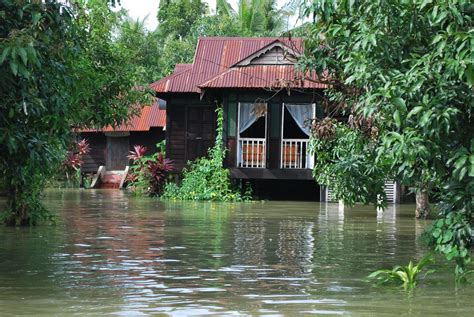 Pasca mudik lebaran, banyak sekali kenangan dan sensasi yang terus terbawa hingga balik kembali ke rumah di karawang. Rumah Tradisional Melayu bila banjir