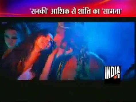 Deepika Looking Hot In Dum Maaro Dum Item Song Video Dailymotion