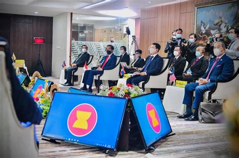Ahli politik dunia membincangkan topik ekonomi dan politik dunia yang paling mendesak. Pemimpin ASEAN Bertemu, Desak Dihentikan Segera Keganasan ...
