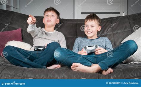gelukkige tieners zitten op sofa met joysticks kinderen spelen videogames in thuiskamer vinger