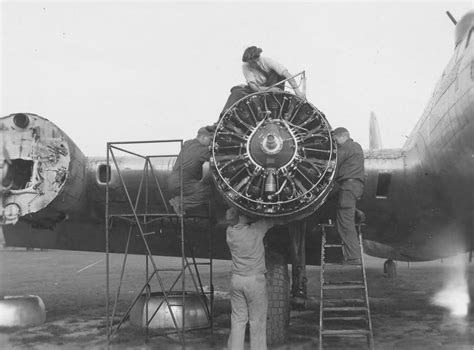 Usaaf Maintenance B 17 Flying Fortress Raf Manston England World War