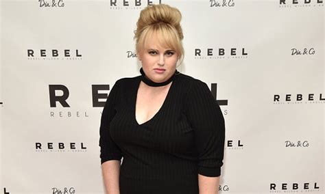 Rebel Wilson Stuns At Her Plus Sized Label Launch Daily Mail Online