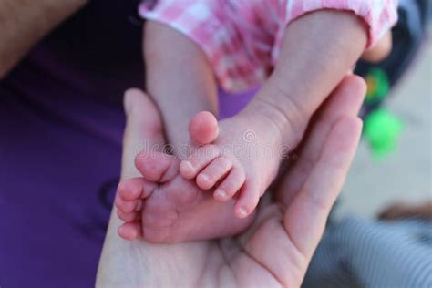 Diez Fingeres Pequeños Pies Del Recién Nacido En La Palma De Su Mano