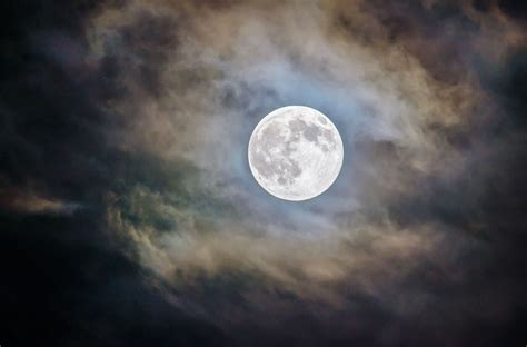 Tonights Rare Halloween Blue Full Moon Visible In All Time Zones