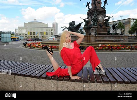 Zlata Contortionist Hi Res Stock Photography And Images Alamy