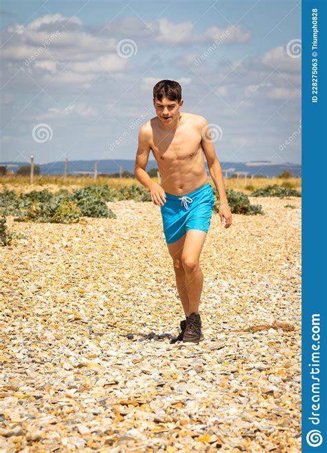 Adolescente Sin Camisa Corriendo En Una Playa Imagen De Archivo Imagen De Viejo Fuerte