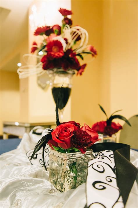 Red Roses And Daisies Make Up A Lovely And Stunning Centerpiece For A