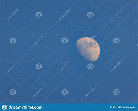 Luna Llena En Un Cielo Azul Imagen De Archivo Imagen De Iluminado