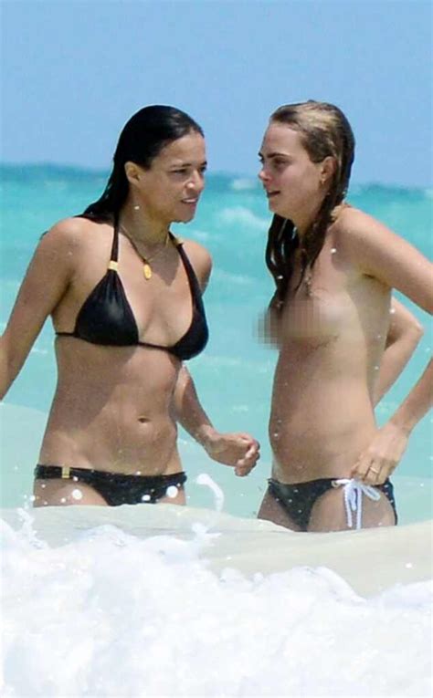 Carla Delevingne quedó en topless en la playa junto a Michelle Rodríguez