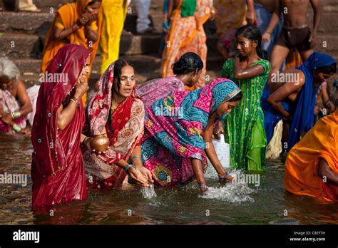 Indisch Hinduistischen Pilger Baden In Der Ganges Fluss Am