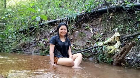 Gadis Dayak Mandi Di Sungai Air Jernih Hutan Pedalaman Kalimantan