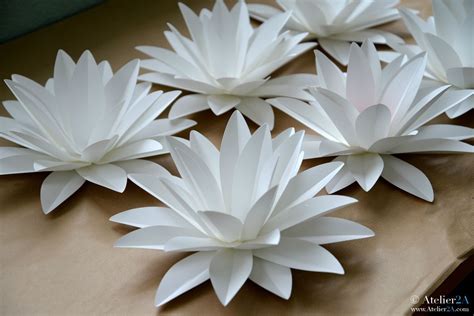 Création de fleurs en papier synthétique (nénuphar) pour une décoration