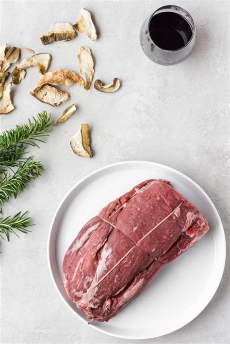 Want to make a big impression at your next fancy dinner gathering?! porcini crusted roasted beef tenderloin with red wine ...