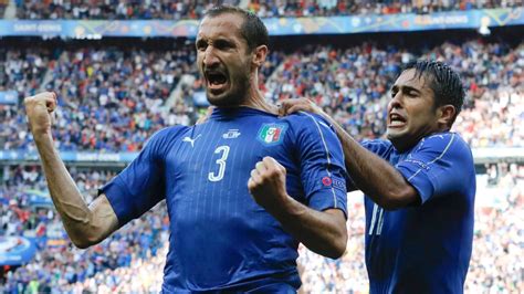 Born 14 august 1984) is an italian professional footballer who plays as a defender and captains both serie a club juventus and the italy. Giorgio Chiellini leads Italy over Spain to reach the Euro ...