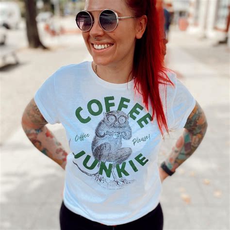 Coffee Junkie T Shirt In Dove White Pulver And Blei Der Shop Für Handgedruckte T Shirts