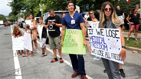 Staten Island Hospital Employees Protest Covid 19 Vaccine Mandate Cnn