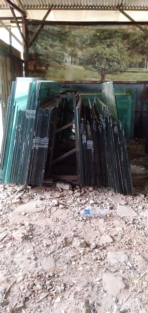 Salah satu kelebihan kaca tempered paling nyata dan paling berharga yaitu kaca tempered jauh lebih aman. Kaca tempered